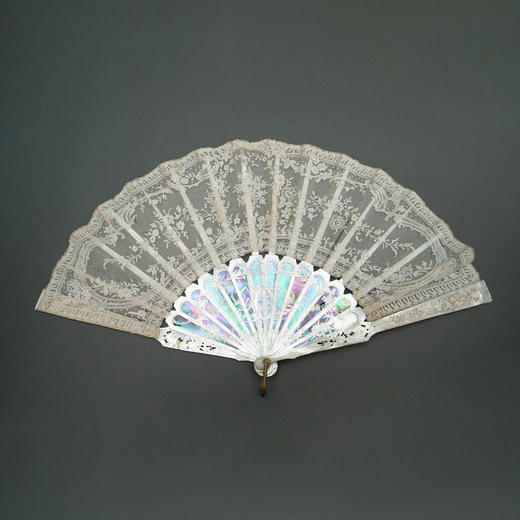 独角鹿西洋古董法国镂雕母贝扇骨花卉主题蕾丝扇面古董折扇 商品图0