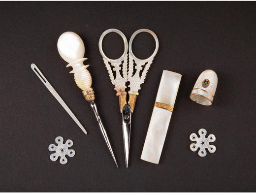 独角鹿西洋古董法国卢浮宫回廊商店推出精雕木盒母贝镶金缝纫套件 商品图4