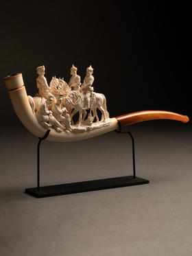 独角鹿西洋古董奥匈帝国精雕海泡石国王与军臣镶嵌琥珀烟斗带原盒