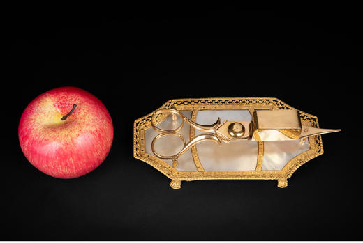 独角鹿西洋古董法国查理十世时期铜鎏金精雕纹饰母贝盘配烛剪套装 商品图1