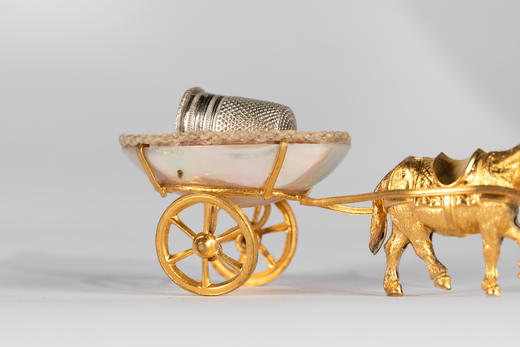 独角鹿西洋古董拿破仑三世时马车造型铜鎏金镶嵌母贝装饰银制顶针 商品图3