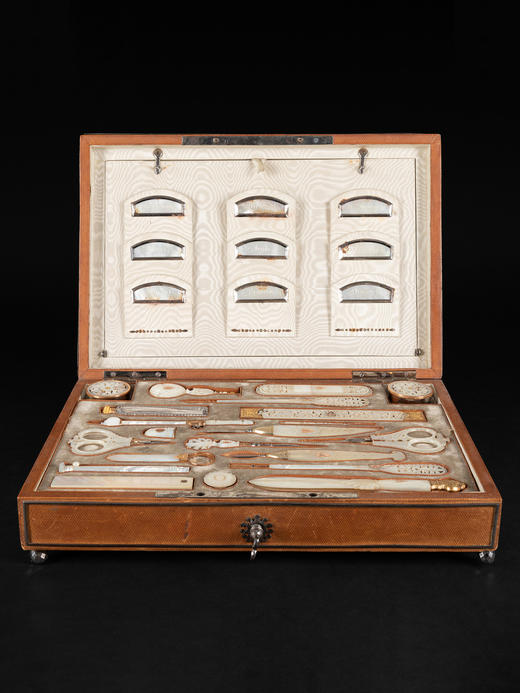 独角鹿西洋古董风景主题水粉画嵌木质外盒母贝镶金雕花缝纫套件 商品图1