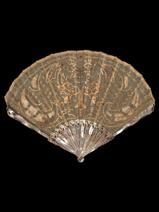 独角鹿西洋古董花卉网纱珠片刺绣丝绸母贝镂雕描金描银球形折扇 商品图4