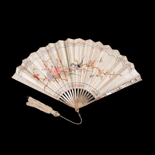 独角鹿西洋古董法国花鸟刺绣丝绸扇面母贝镂雕描金描银扇骨折扇 商品图0