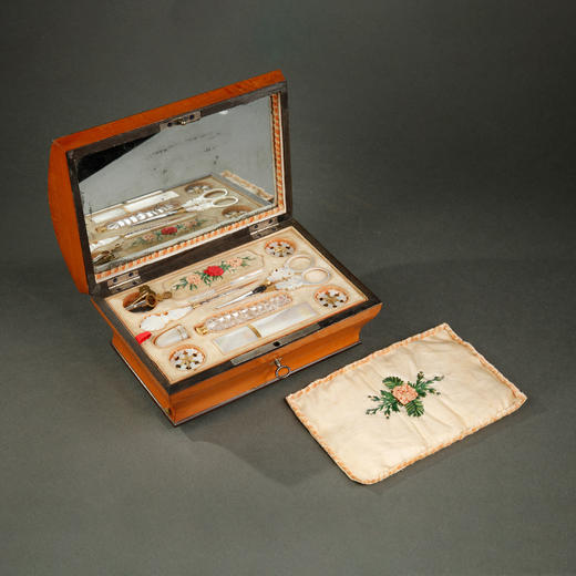 独角鹿西洋古董法国水晶母贝精雕音乐盒式带镜缝纫套装淑女珍藏 商品图0