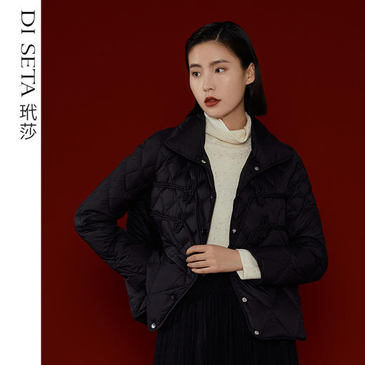 玳莎白鹅绒轻薄羽绒服女22冬季新款复古典雅中国结设计感宽松外套  CD41301 商品图1