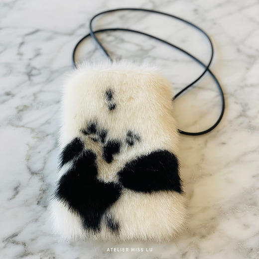 雪地奶牛环保皮草斜跨包/22ZB15 商品图0