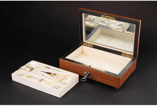 独角鹿西洋古董法国卢浮宫回廊商店推出精雕木盒母贝镶金缝纫套件 商品图3