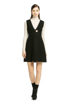 NOIR 黑色v字领连衣裙 67