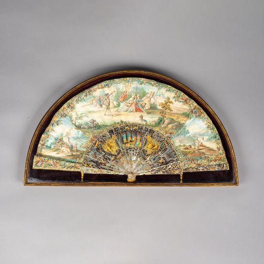 独角鹿西洋古董欧洲手绘纸面扇面彩绘描金镂雕母贝扇骨折扇 商品图0