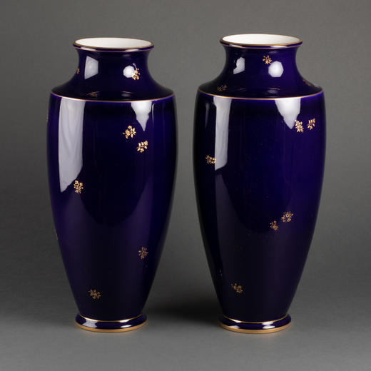 独角鹿西洋古董法国官窑塞弗尔瓷器花束描金帝王蓝釉瓷瓶⼀对 商品图0