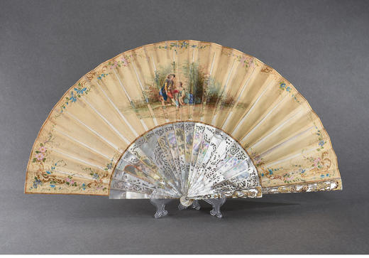 独角鹿西洋古董贵族出游主题手绘小羊皮扇面描金镂雕母贝扇骨折扇 商品图4