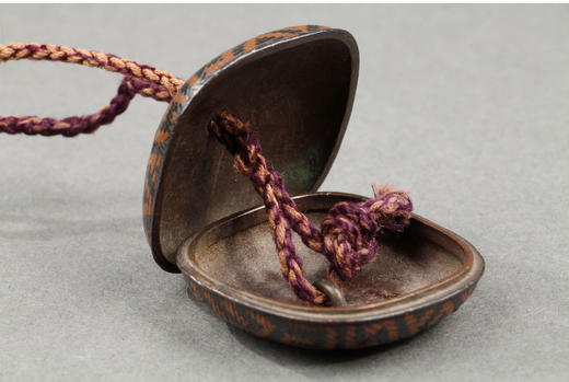 独角鹿西洋古董日本明治时期出品黑地金漆莳绘紫藤花卉图五段印笼 商品图2