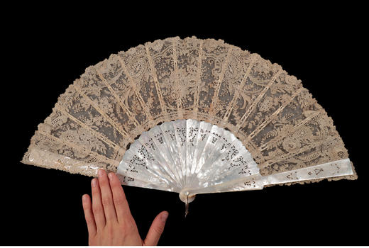 独角鹿西洋古董法国繁花主题手工蕾丝扇面镂雕母贝扇骨古董折扇 商品图1