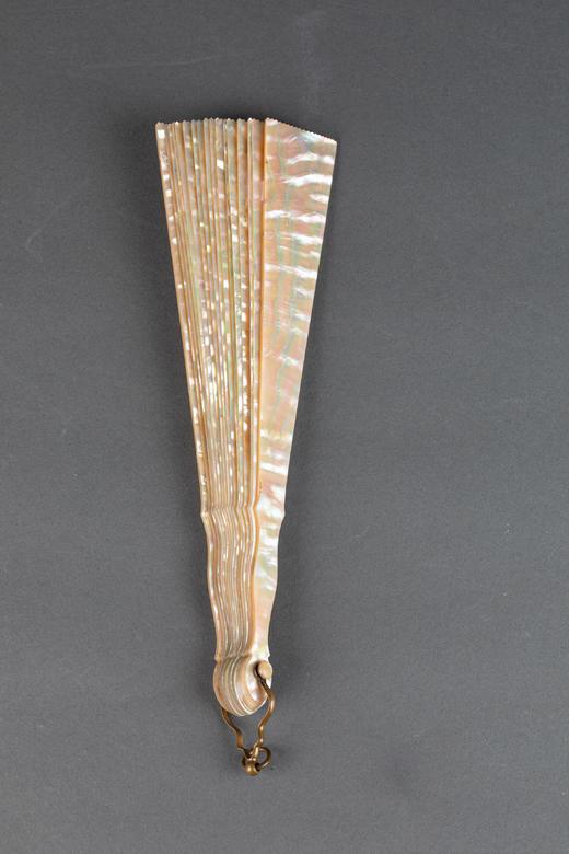 独角鹿西洋古董1880年代欧洲出品七彩粉母贝纯扇骨折扇 商品图4