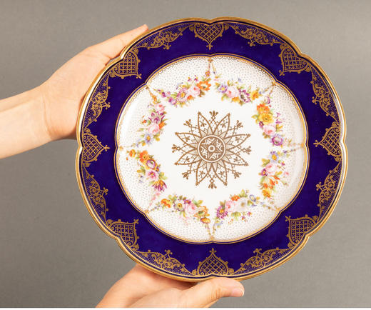 独角鹿西洋古董瓷器法国路易菲利普描金帝王蓝釉⼿绘花卉瓷盘一对 商品图1