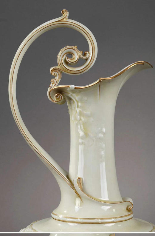独角鹿西洋古董赛弗尔瓷器藤蔓浮雕饰描金浅黄釉色单耳鹅颈壶 商品图1