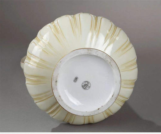 独角鹿西洋古董赛弗尔瓷器藤蔓浮雕饰描金浅黄釉色单耳鹅颈壶 商品图3