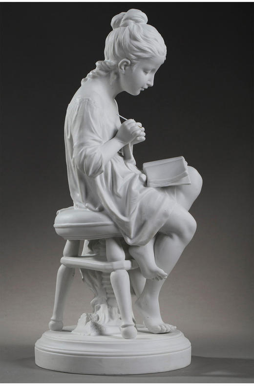 独角鹿西洋古董1890年代德国素胎瓷雕塑《正在编织的少女》 商品图4