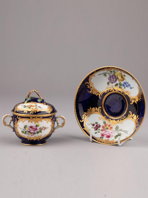 独角鹿西洋古董法国塞弗尔描金手绘花卉双耳带盖热奶杯及托碟一组 商品图2