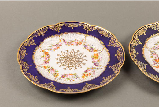 独角鹿西洋古董瓷器法国路易菲利普描金帝王蓝釉⼿绘花卉瓷盘一对 商品图3