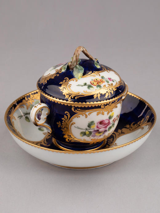 独角鹿西洋古董法国塞弗尔描金手绘花卉双耳带盖热奶杯及托碟一组 商品图0