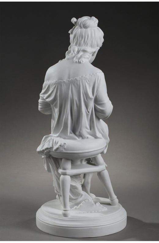 独角鹿西洋古董1890年代德国素胎瓷雕塑《正在编织的少女》 商品图3