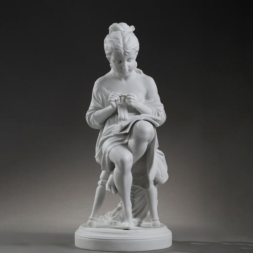 独角鹿西洋古董1890年代德国素胎瓷雕塑《正在编织的少女》 商品图0