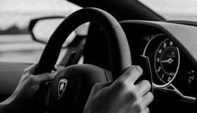 切记，老司机也别用这种握方向盘的姿势了