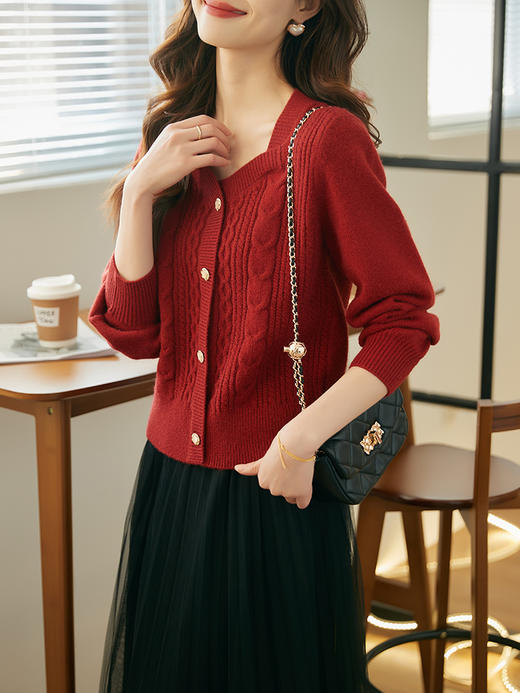 【年终特卖】熙世界复古红绞花毛衣女设计感小众钻石领软糯针织衫秋冬新款 商品图2