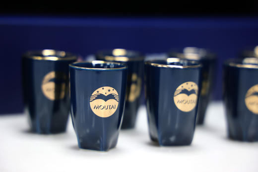 （赠品勿拍）茅台集团万家共享陶瓷酒具（2壶8杯） 商品图5