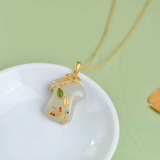 六鑫珠宝 中国风旗袍镶嵌和田玉吊坠 旗开得胜宫廷复古 S925银 商品图1