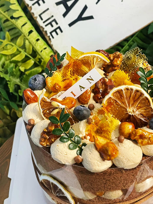 太妃焦糖坚果咖啡蛋糕，名字里就已经香气扑鼻了，有咖啡奶油丝滑的苦，炒制坚果的香，焦糖的浓厚，浑然天成，强烈推荐 商品图1