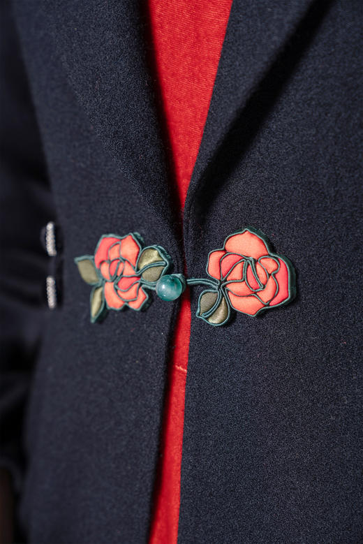 荷言HEYEN 玫瑰夜话  经典黑色羊毛呢外套大衣 手工玫瑰盘扣高级定制 商品图3