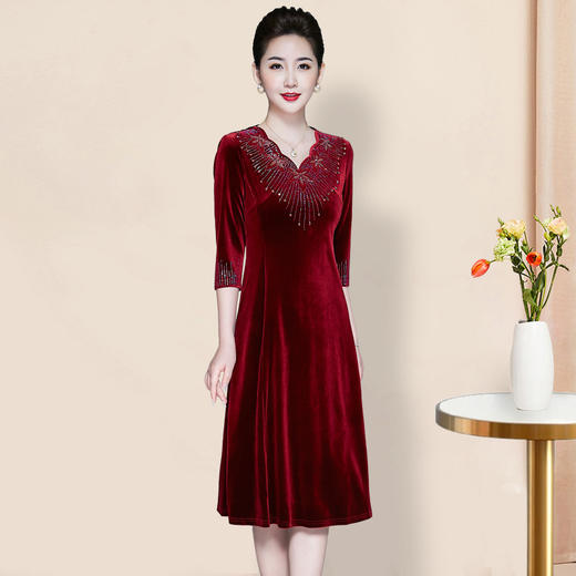 JC-2099新款重工钉珠V领红色金丝绒连衣裙中年高贵婚宴旗袍裙 商品图3