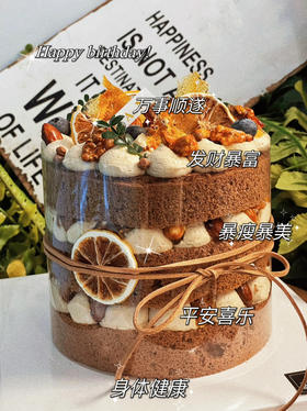 太妃焦糖坚果咖啡蛋糕，名字里就已经香气扑鼻了，有咖啡奶油丝滑的苦，炒制坚果的香，焦糖的浓厚，浑然天成，强烈推荐