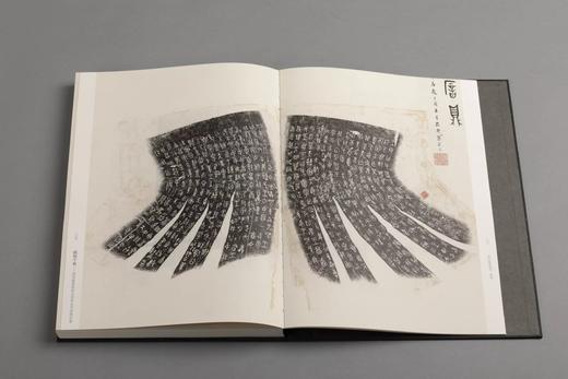 编号限量本：《纸拓千秋：国家图书馆藏古器物全形拓题跋集》，8开，全2册，精装函套，上海书画出版社2019年一版一印，定价1680， 编号限量本售价：1338元。 商品图7