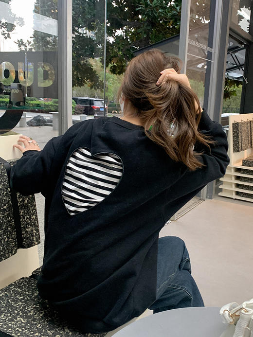 <曾小咸推荐>巨折清仓秒杀，稀有现货24小时发【仅限今日】秋冬宽松韩版设计感小众爱心镂空长袖上衣潮 商品图1