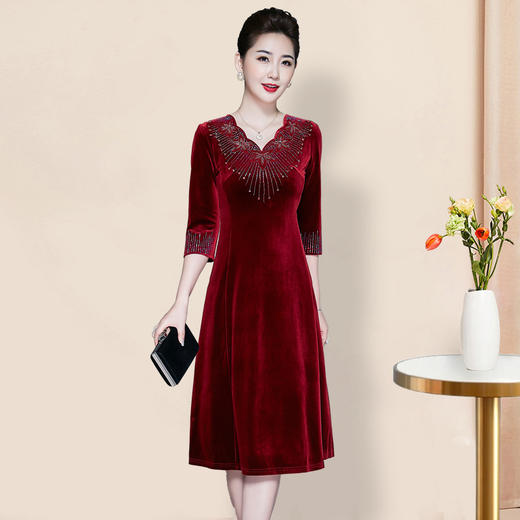 JC-2099新款重工钉珠V领红色金丝绒连衣裙中年高贵婚宴旗袍裙 商品图4
