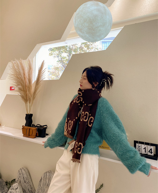 【代购级 出入专柜无压力】秋冬温柔搭配绝绝子Gucci奶茶焦糖双面围巾  还可以当披肩用，AB双面设计 非常有辨识度 集经典和时尚于一体 上身瞬间使全身的穿搭有了层次感，名副其实的百搭！