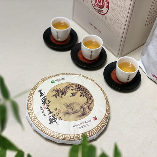 茗品｜【玉兔呈祥·白牡丹】葵卯兔年生肖白茶，福鼎核心产区马冠尖2018年高山一级白牡丹，传统工艺，匠心制作，自然生态，道地仓储 ，五年陈化，花香水柔，毫香蜜韵悠长，荷香果香奶香温暖舒服～净含量350g 商品图3