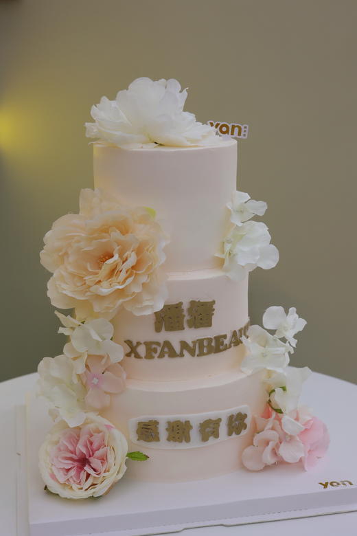 三层唯美花庆典蛋糕 商品图0