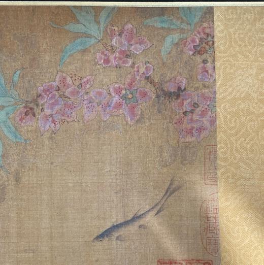 【定制书画】（北宋） 刘寀(传)  《落花游鱼图卷》绢本 手卷/镜片 馆藏书画高仿复制艺术品（付款后28天内发货） 商品图5