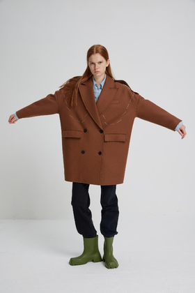 长肩攀儿廓形大衣