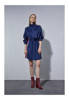 腰部抽绳运动连衣裙