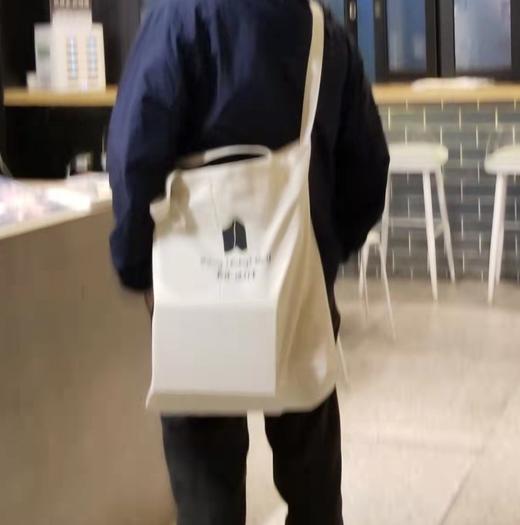 “书店.进行中”帆布袋，尺寸约45×48cm，乳白色，售价68元。 商品图7