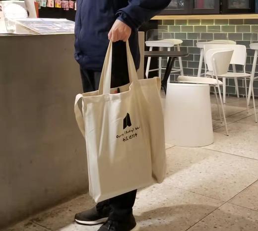 “书店.进行中”帆布袋，尺寸约45×48cm，乳白色，售价68元。 商品图6