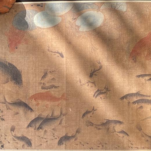 【定制书画】（北宋） 刘寀(传)  《落花游鱼图卷》绢本 手卷/镜片 馆藏书画高仿复制艺术品（付款后28天内发货） 商品图1