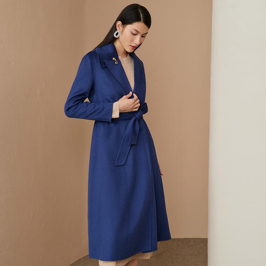 EITIE爱特爱冬季新款气质简约V领显瘦大气系带大衣6814508 商品图3