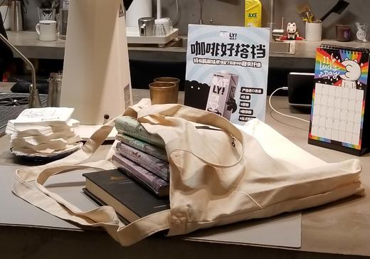“书店.进行中”帆布袋，尺寸约45×48cm，乳白色，售价68元。 商品图5